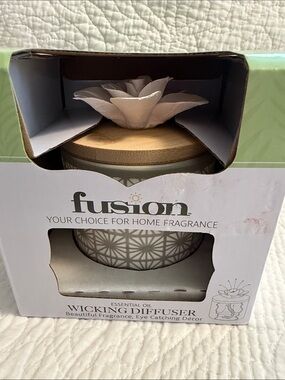 Fusion White Floral Essential Oil Wicking Diffuser
